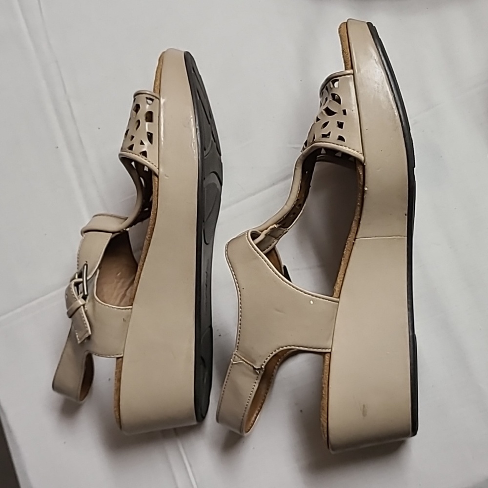 Eyeletted Boho T-strap Buckle Wedge Sandals Beige Natural Soul Naturalizer 9M - Picture 14 of 15